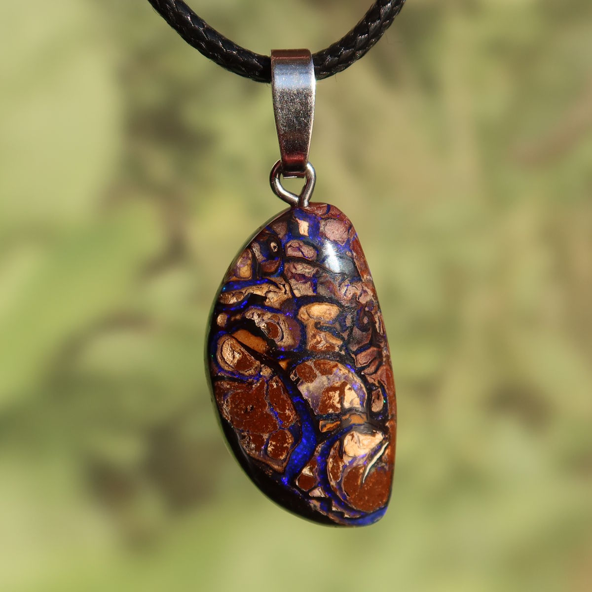 Boulder Opal Anhänger - Positivität und Freude - Nr. 51, handgeschliffen mit einzigartigen Mustern und echter Silberöse