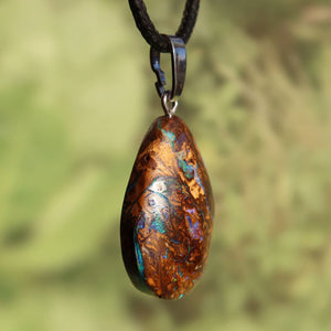 Boulder Opal Anhänger mit einzigartigem Muster, von Hand geschliffen, strahlt Positivität und Freude aus, Nr. 309.