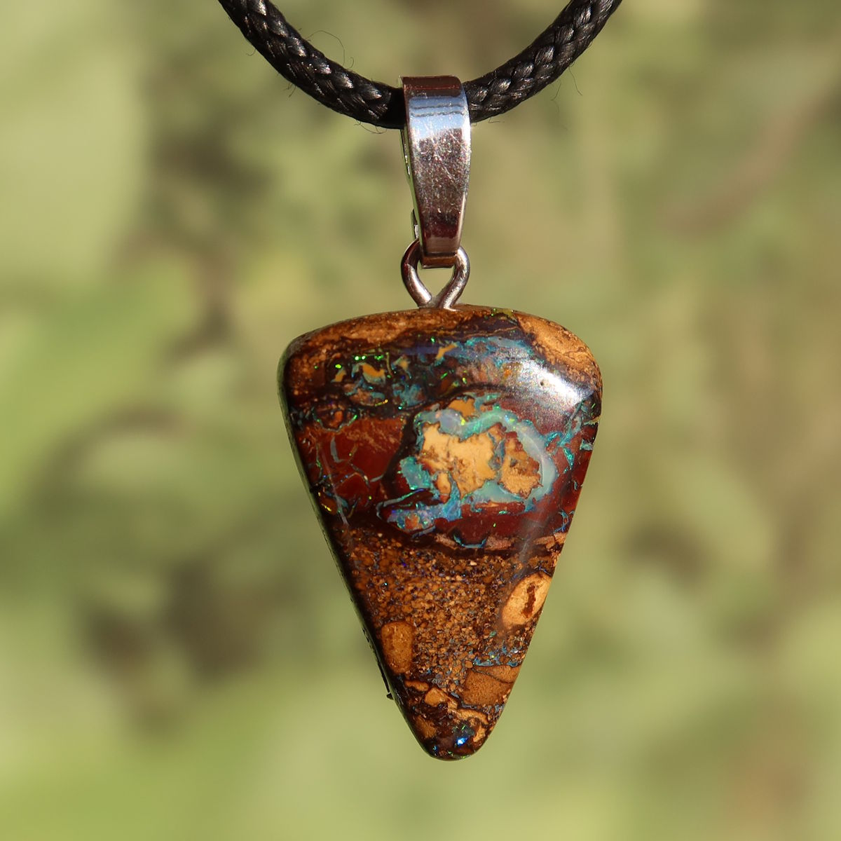 Boulder Opal Anhänger - Positivität und Freude - Nr. 301 mit einzigartigem Farbspiel und handgeschliffenem Muster