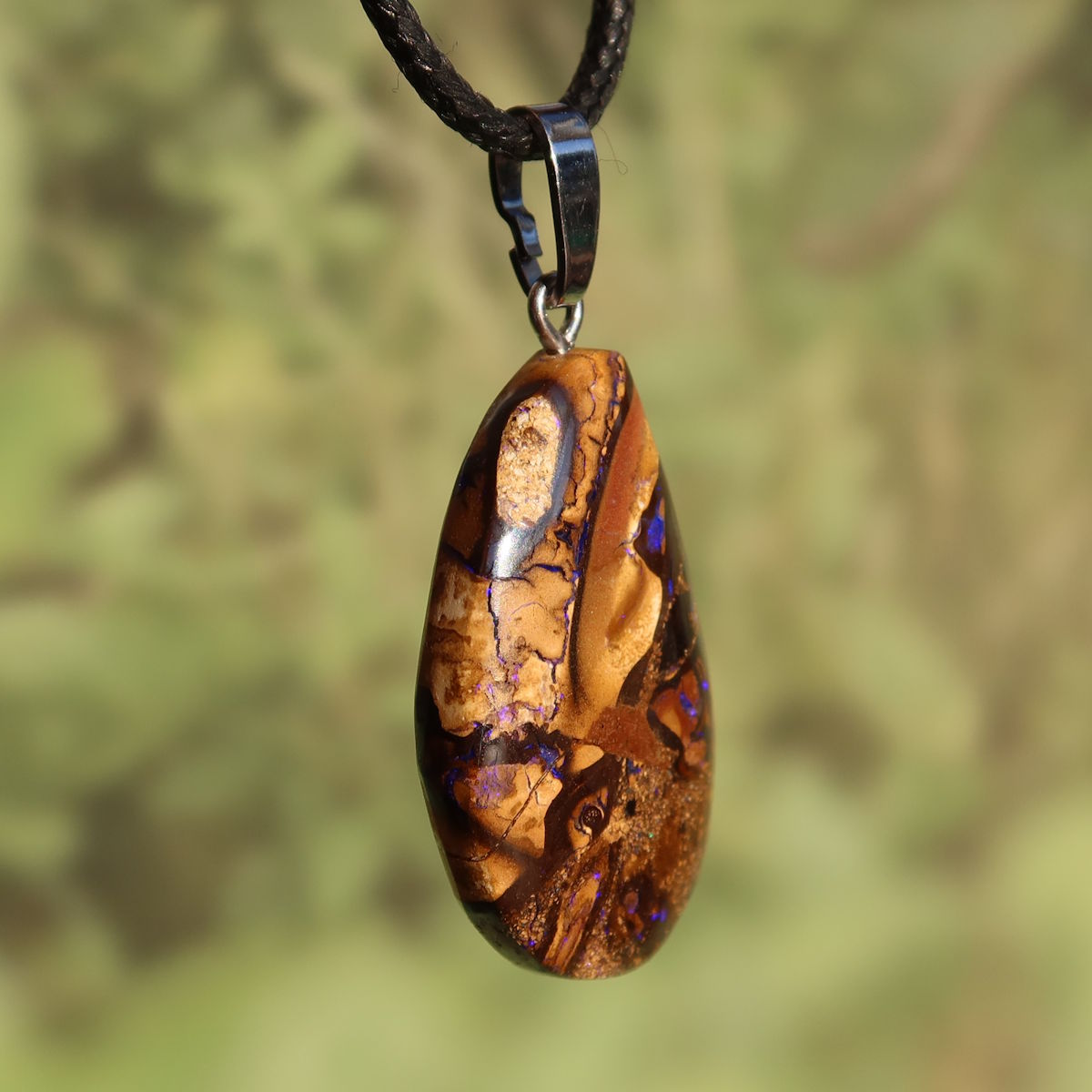 Boulder Opal Anhänger - Positivität und Freude - Nr. 54, einzigartiges Design mit handgeschliffenen Mustern, Silberöse, nuancenreiches Farbspiel