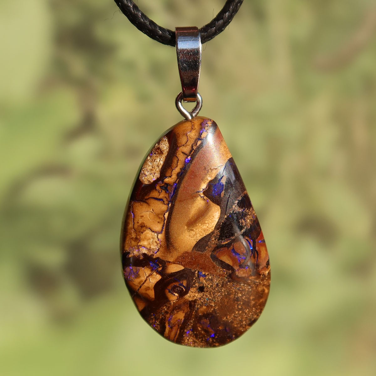 Boulder Opal Anhänger - Positivität und Freude - Nr. 54, einzigartiges Design mit handgeschliffenen Mustern, Silberöse, nuancenreiches Farbspiel