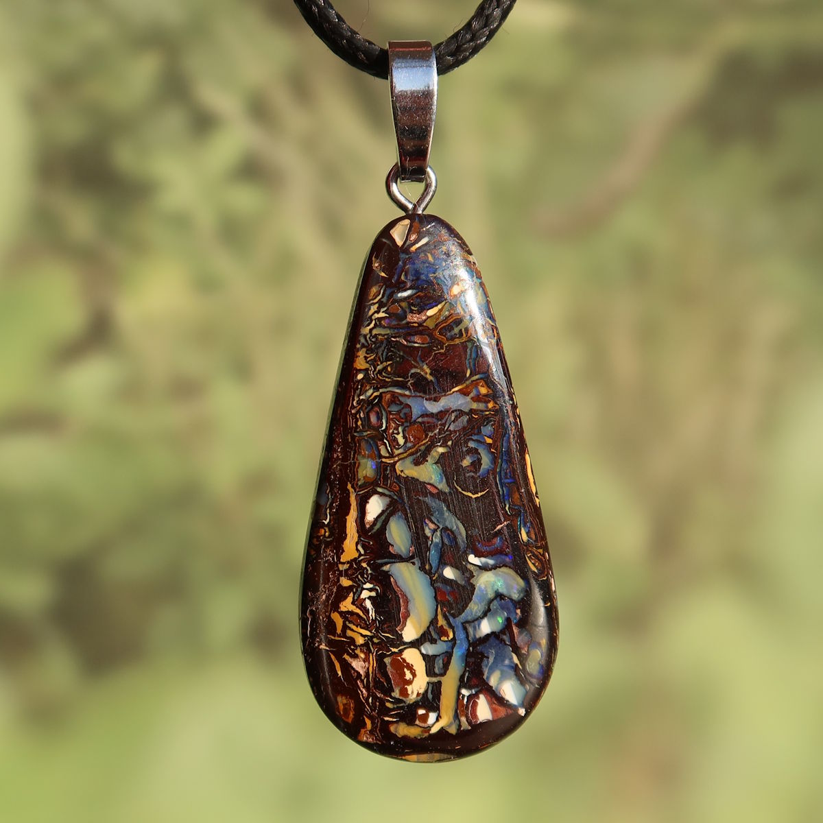 Boulder Opal Anhänger - Positivität und Freude - Nr. 33, einzigartige handgeschliffene Muster mit echter Silberöse