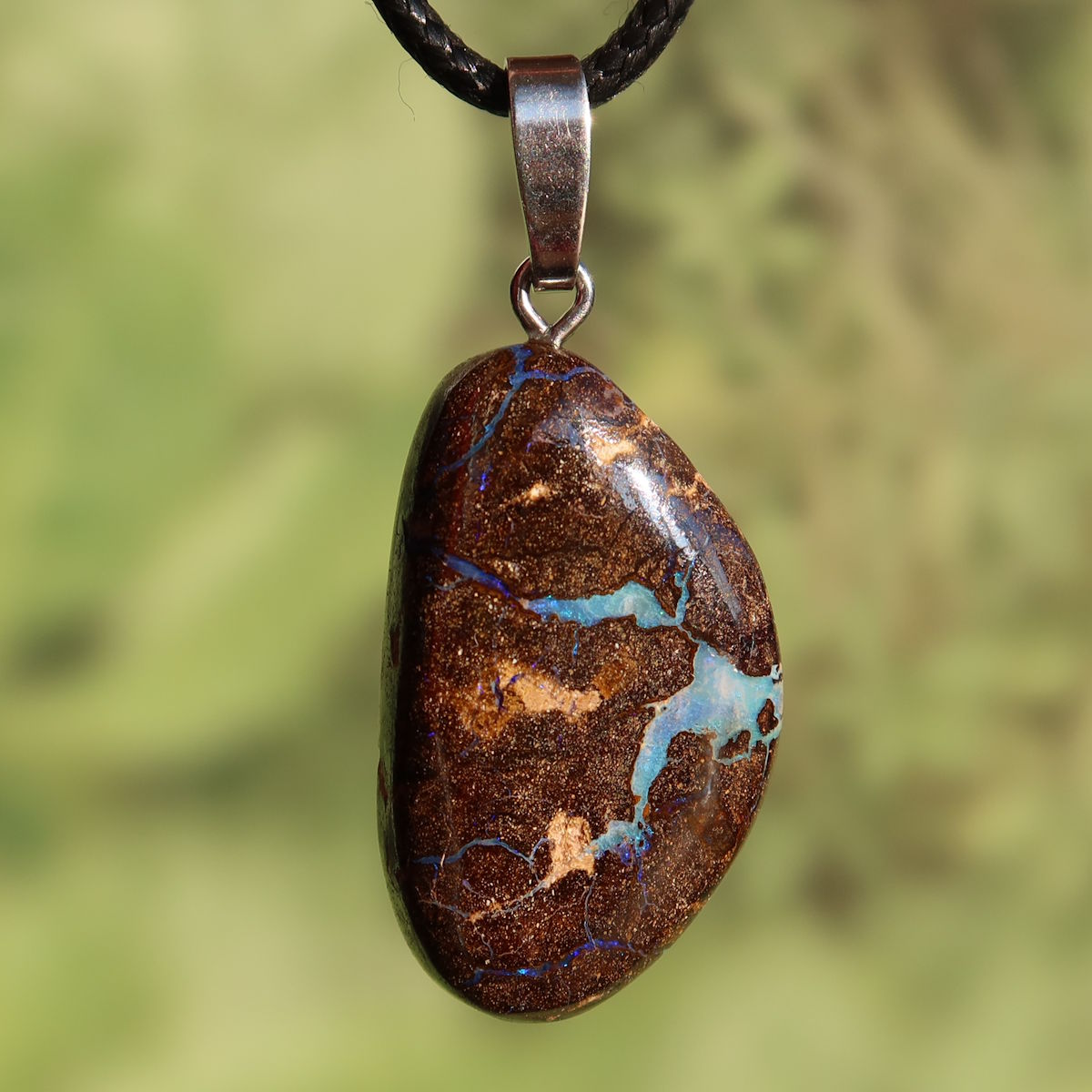 Boulder Opal Anhänger mit handgeschliffenem, einzigartigem Muster, das Positivität und Freude ausdrückt.