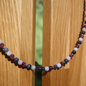 Chalcedon, Amethyst und Sodalith Kette - Selbstvertrauen und Harmonie - Nr. 28 auf Holzuntergrund