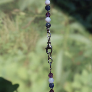 Chalcedon, Amethyst und Sodalith Kette - Selbstvertrauen und Harmonie - Nr. 28 mit Verschluss und bunten Edelsteinen.