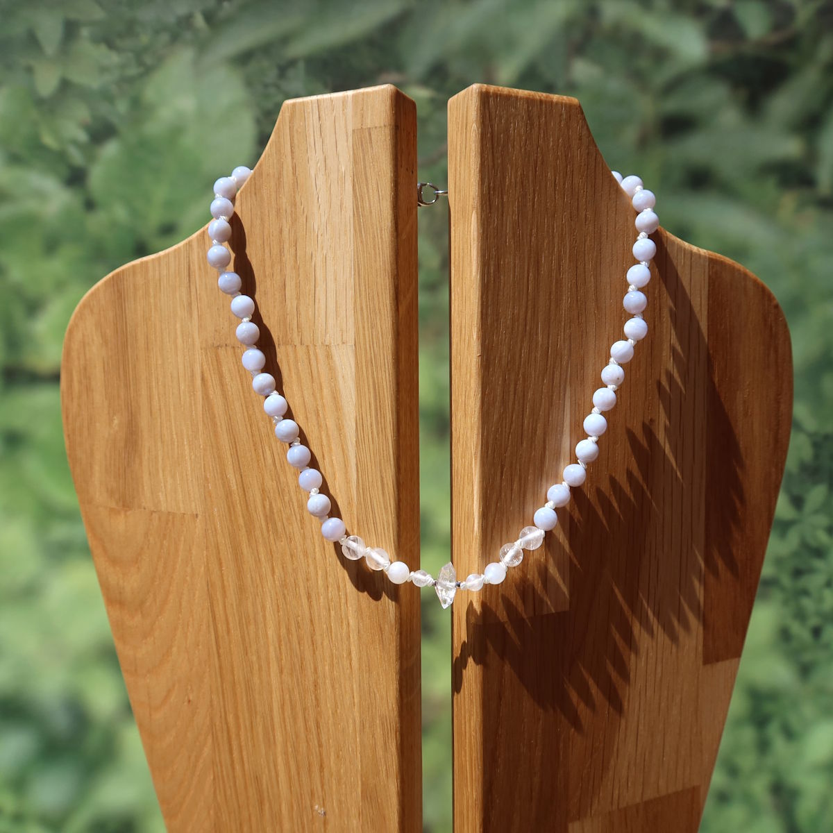Chalcedon, Bergkristall und Labradorit weiße Kette auf Holzständer, Natürlichkeit und Eleganz vereint.