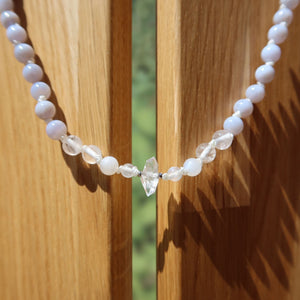 Chalcedon, Bergkristall und Labradorit Kette für Klarheit und Kommunikation, edel und natürlich elegant.