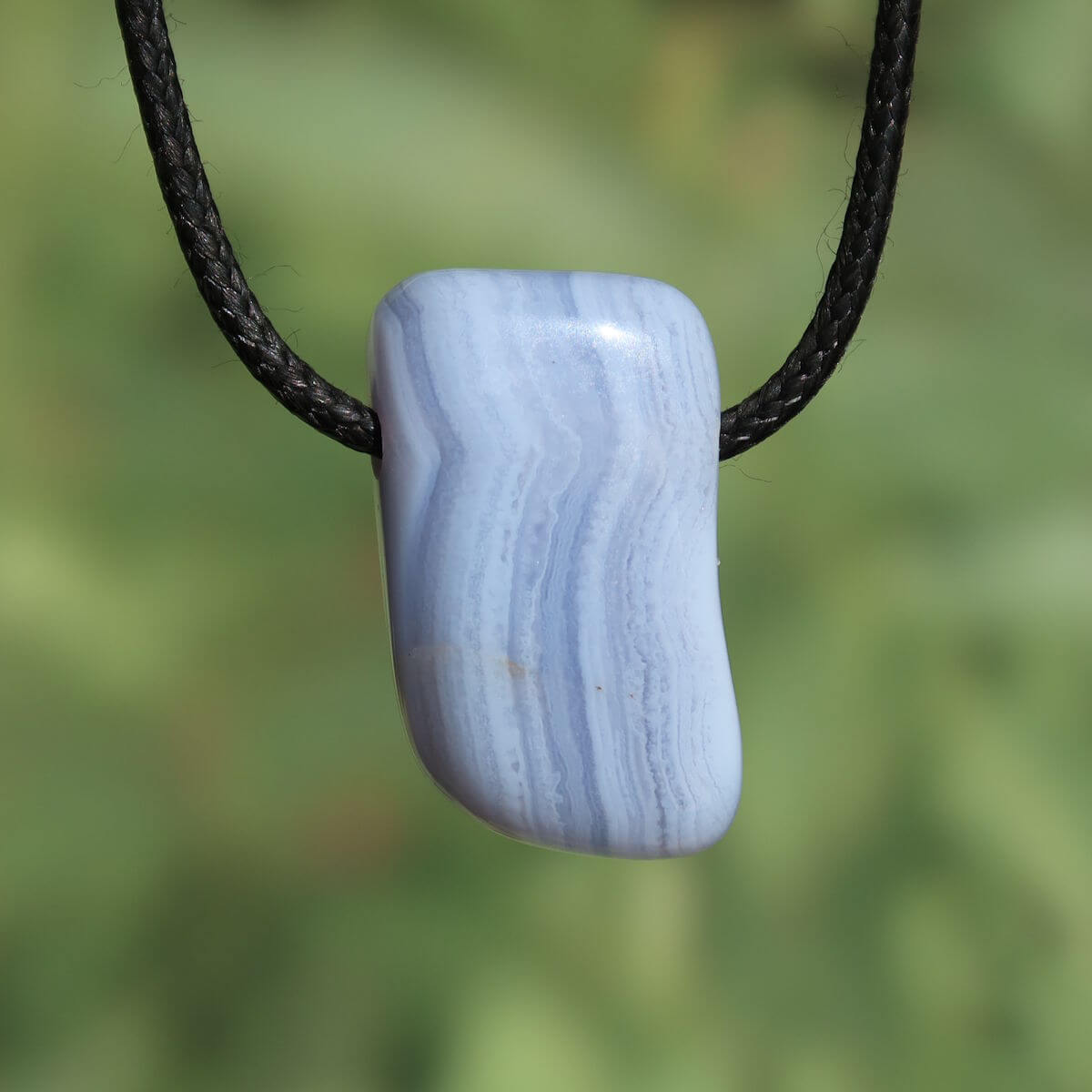 Chalcedon blau gebändert gebohrt - Ausdruck und Kommunikation - Unikat Nr. 7, Anhänger mit feinen Linien und sanften Farbverläufen.