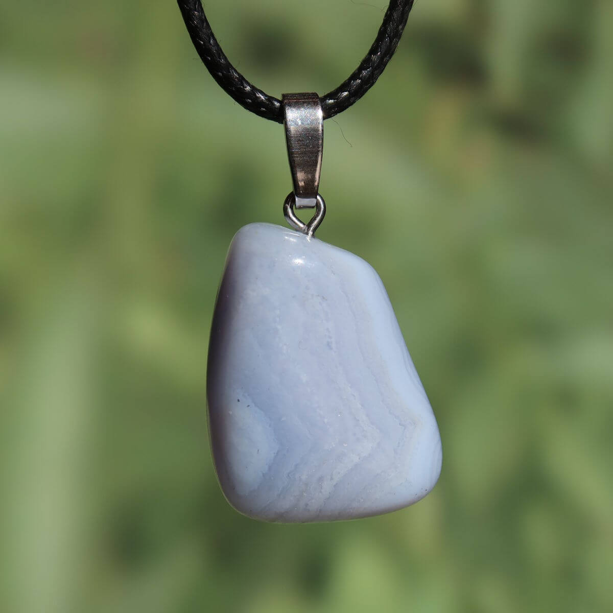Chalcedon blau gebändert Anhänger - Ausdruck und Kommunikation - Unikat Nr. 13 an einer Kette in sanften Blau- und Grautönen