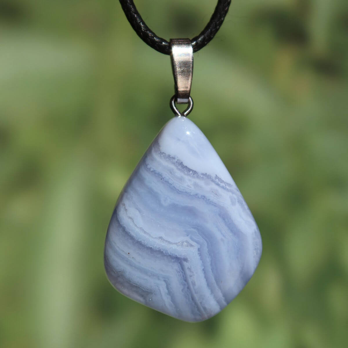Chalcedon blau gebändert Anhänger - Ausdruck und Kommunikation - Unikat Nr. 12, einzigartiger handgefertigter Edelsteinanhänger.