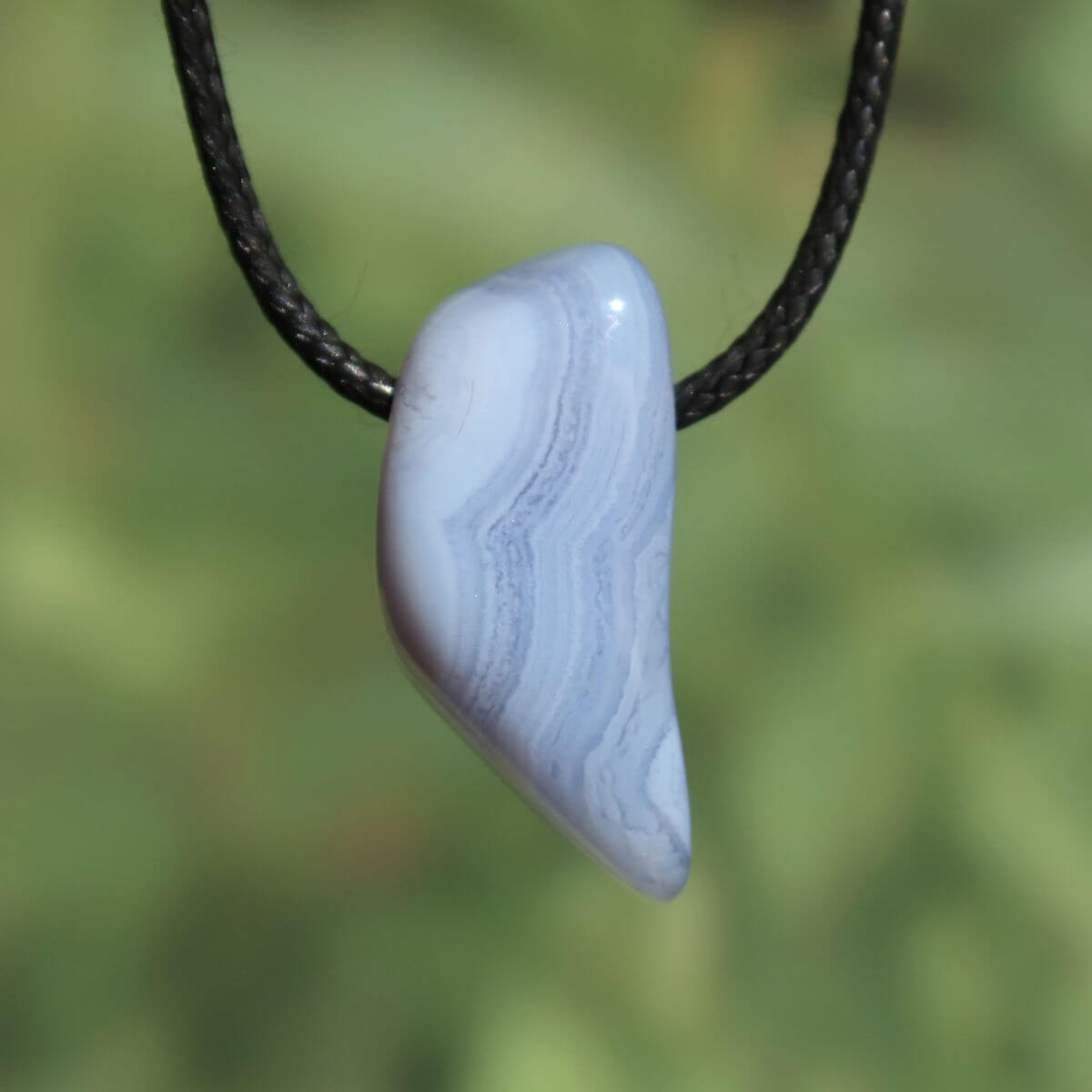 Chalcedon blau gebändert gebohrt - Ausdruck und Kommunikation - Unikat Nr. 5 Anhänger in sanften Blau- und Grautönen.