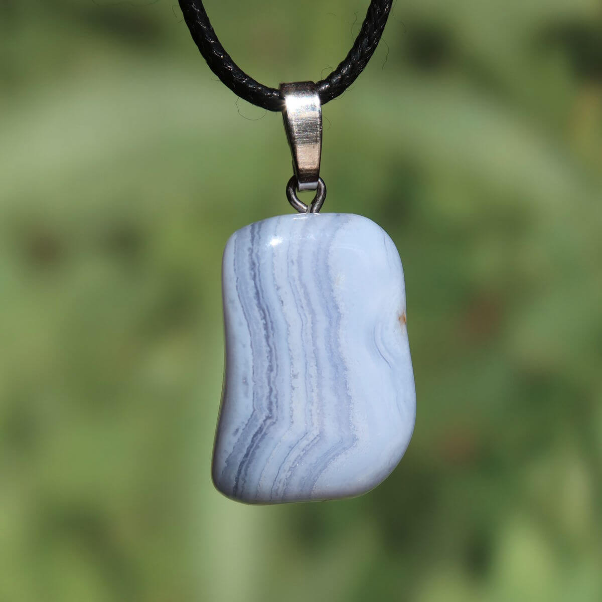 Chalcedon blau gebändert Anhänger - Ausdruck und Kommunikation - Unikat Nr. 4, natürlicher Edelstein mit feinen Linien.