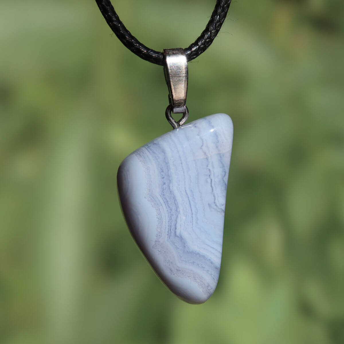 Chalcedon blau gebändert Anhänger - Ausdruck und Kommunikation - Unikat Nr. 9, natürlicher Edelstein mit feinen Linien.