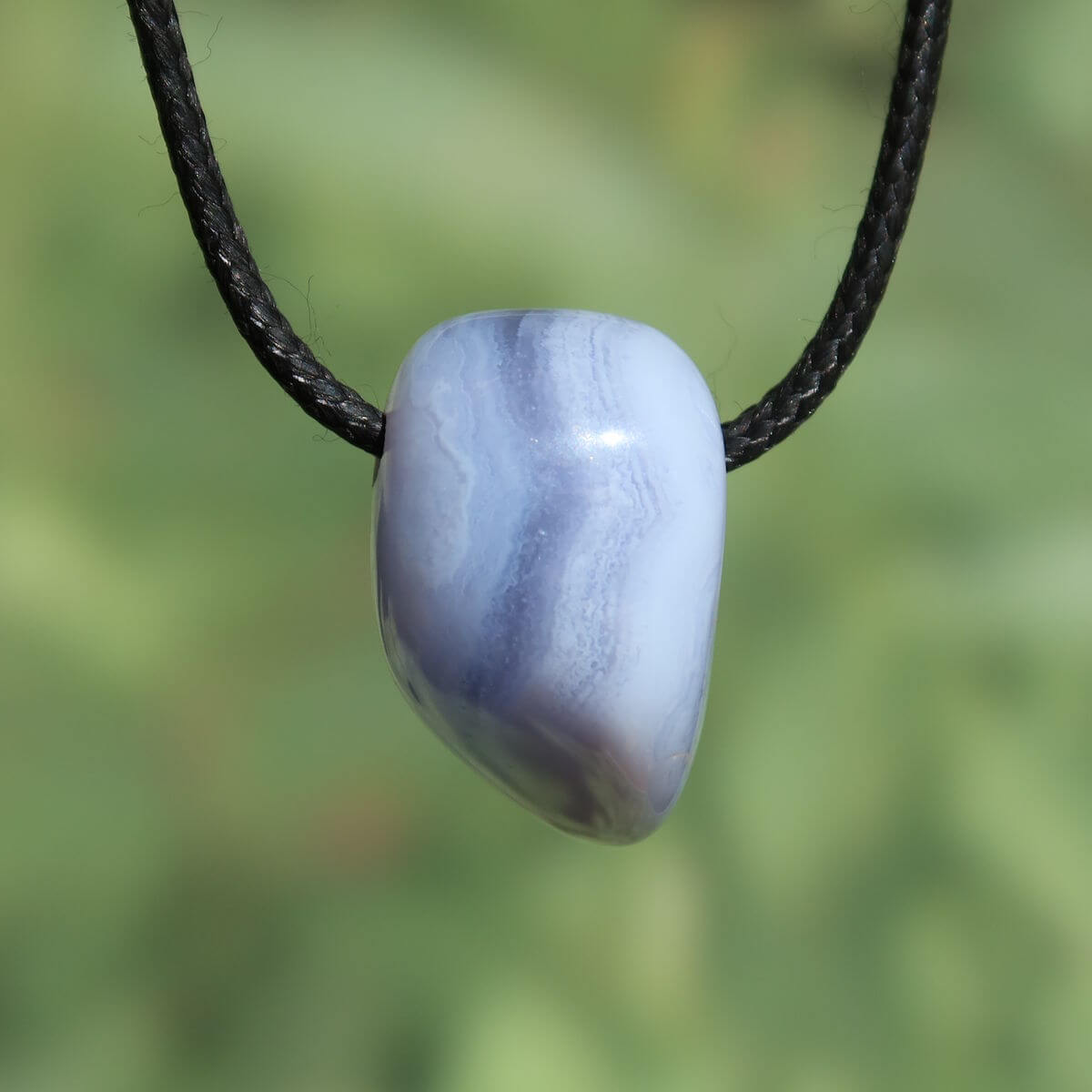 Chalcedon blau gebändert gebohrt - Ausdruck und Kommunikation - Unikat Nr. 6 in klaren Blau- und Grautönen, einzigartig und modern.