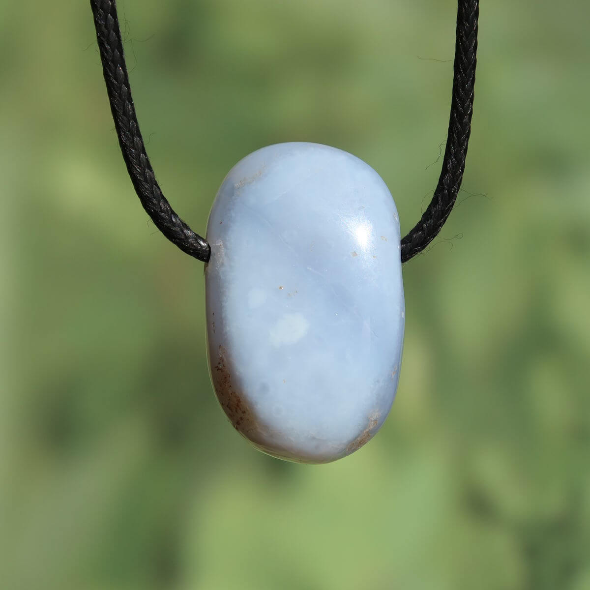 Chalcedon blau gebändert gebohrt - Ausdruck und Kommunikation - Unikat Nr. 3 auf schwarzem Band