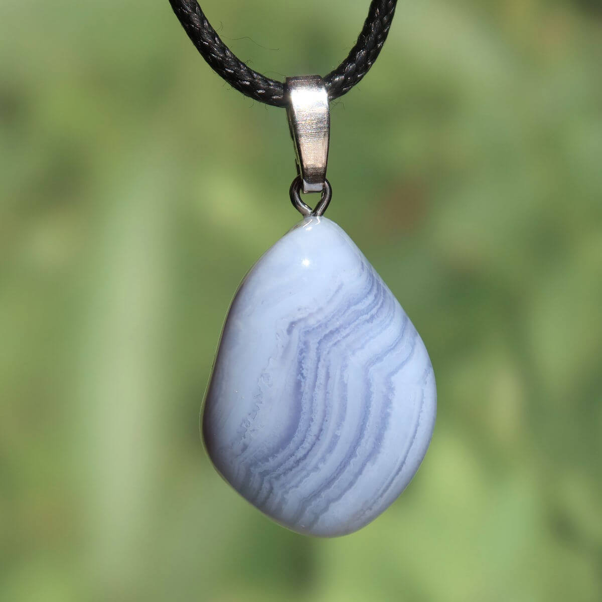 Chalcedon blau gebändert Anhänger - Ausdruck und Kommunikation - Unikat Nr. 6 an einer Schnur, mit feinen Linien.