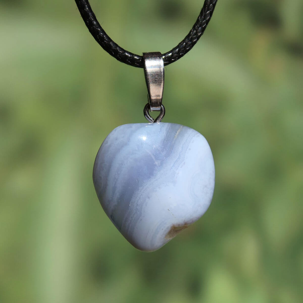 Chalcedon blau gebändert Anhänger - Ausdruck und Kommunikation - Unikat Nr. 11 mit Silberöse auf Lederband