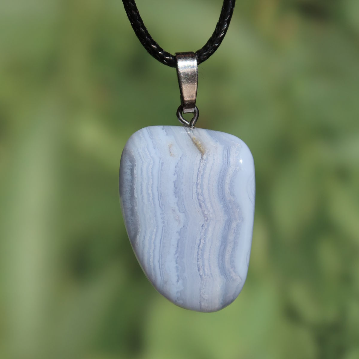 Chalcedon blau gebändert Anhänger - Ausdruck und Kommunikation - Unikat Nr. 1, edles Schmuckstück mit einzigartigen Farbverläufen.
