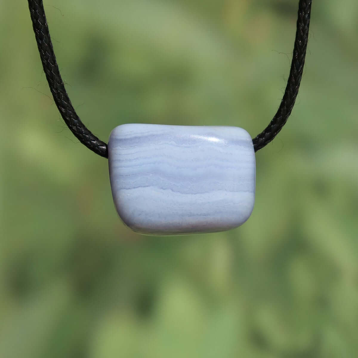 Chalcedon blau gebändert gebohrt - Ausdruck und Kommunikation - Unikat Nr. 1 Anhänger mit feinen Linien und Farbverläufen.
