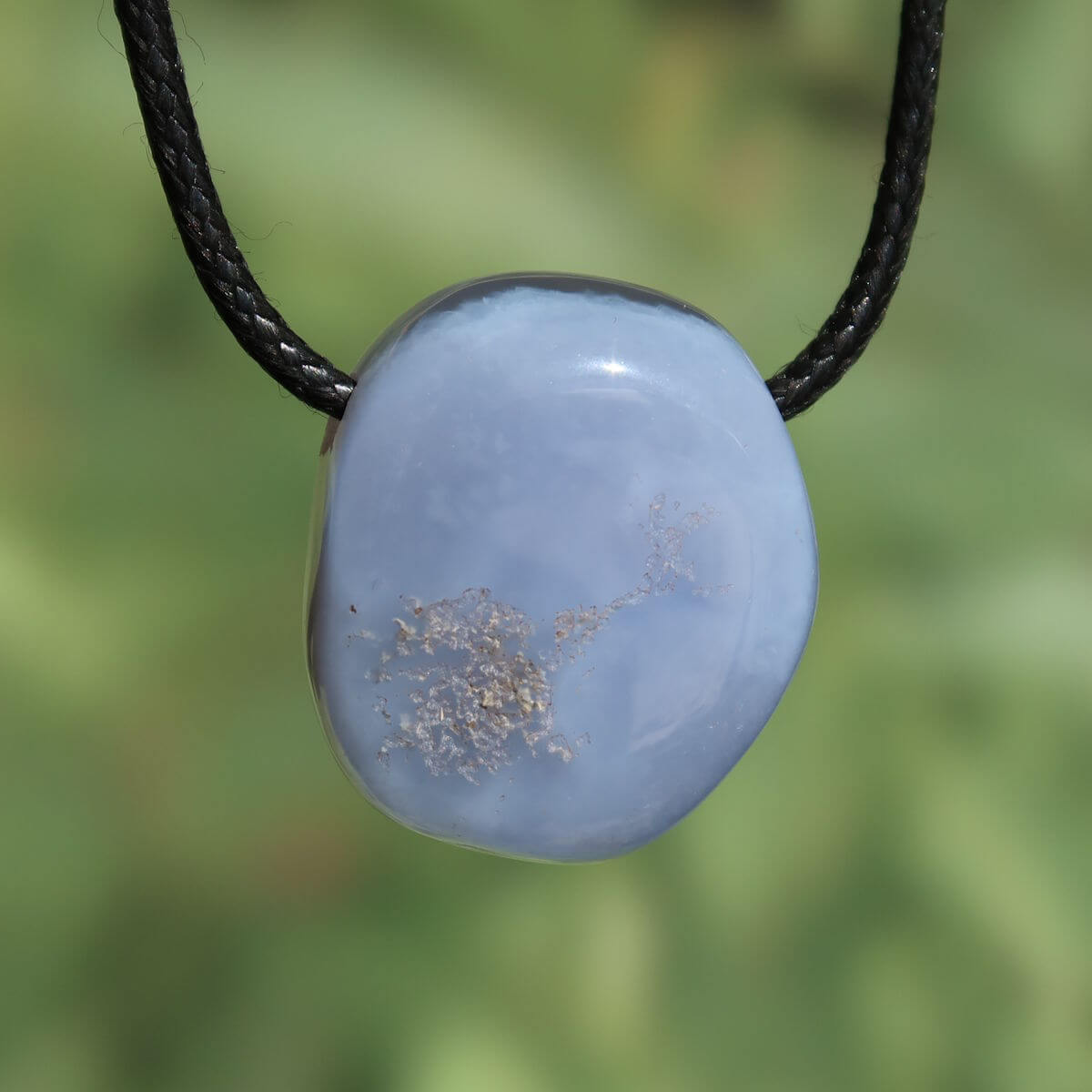 Chalcedon blau gebändert gebohrt - Ausdruck und Kommunikation - Unikat Nr. 4 an schwarzem Band, schimmernder blauer Stein.