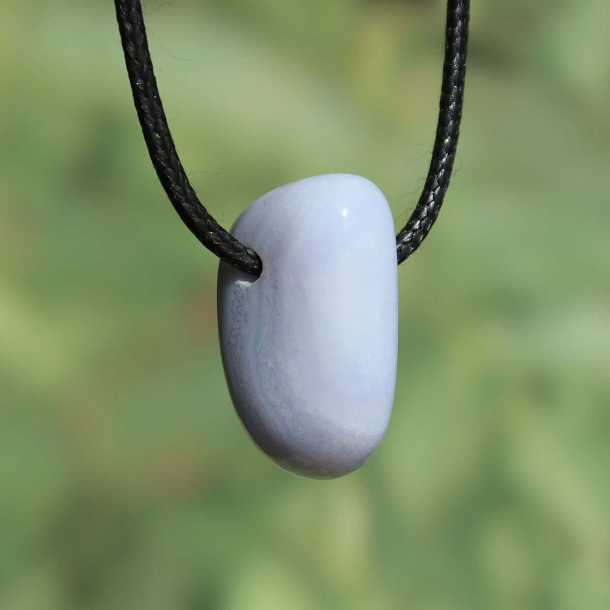 Chalcedon blau gebändert gebohrt - Ausdruck und Kommunikation - Unikat Nr. 8, einzigartiger Anhänger in sanften Blautönen.