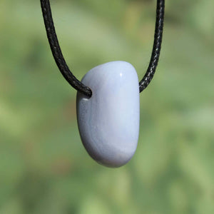 Chalcedon blau gebändert gebohrt - Ausdruck und Kommunikation - Unikat Nr. 8, einzigartiger Anhänger in sanften Blautönen.