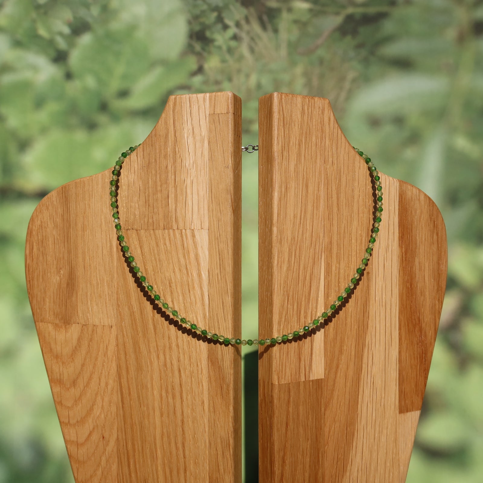 Chromdiopsid mit Peridot Edelsteinkette - Leichtigkeit und Kreativität - Nr. 3 auf Holzständer.
