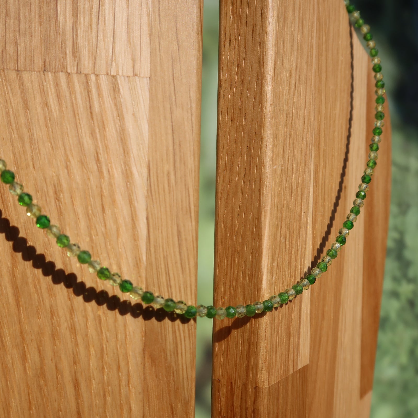 Chromdiopsid mit Peridot Edelsteinkette - Leichtigkeit und Kreativität - Nr. 3 auf Holzständer.