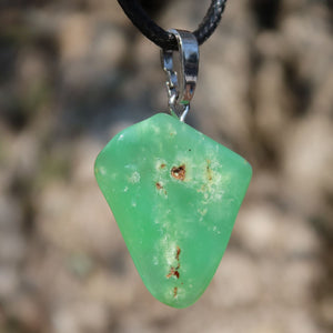 Chrysopras Anhänger - Selbstliebe und Vertrauen - Nr. 33, leuchtender grüner Edelstein mit Silberöse