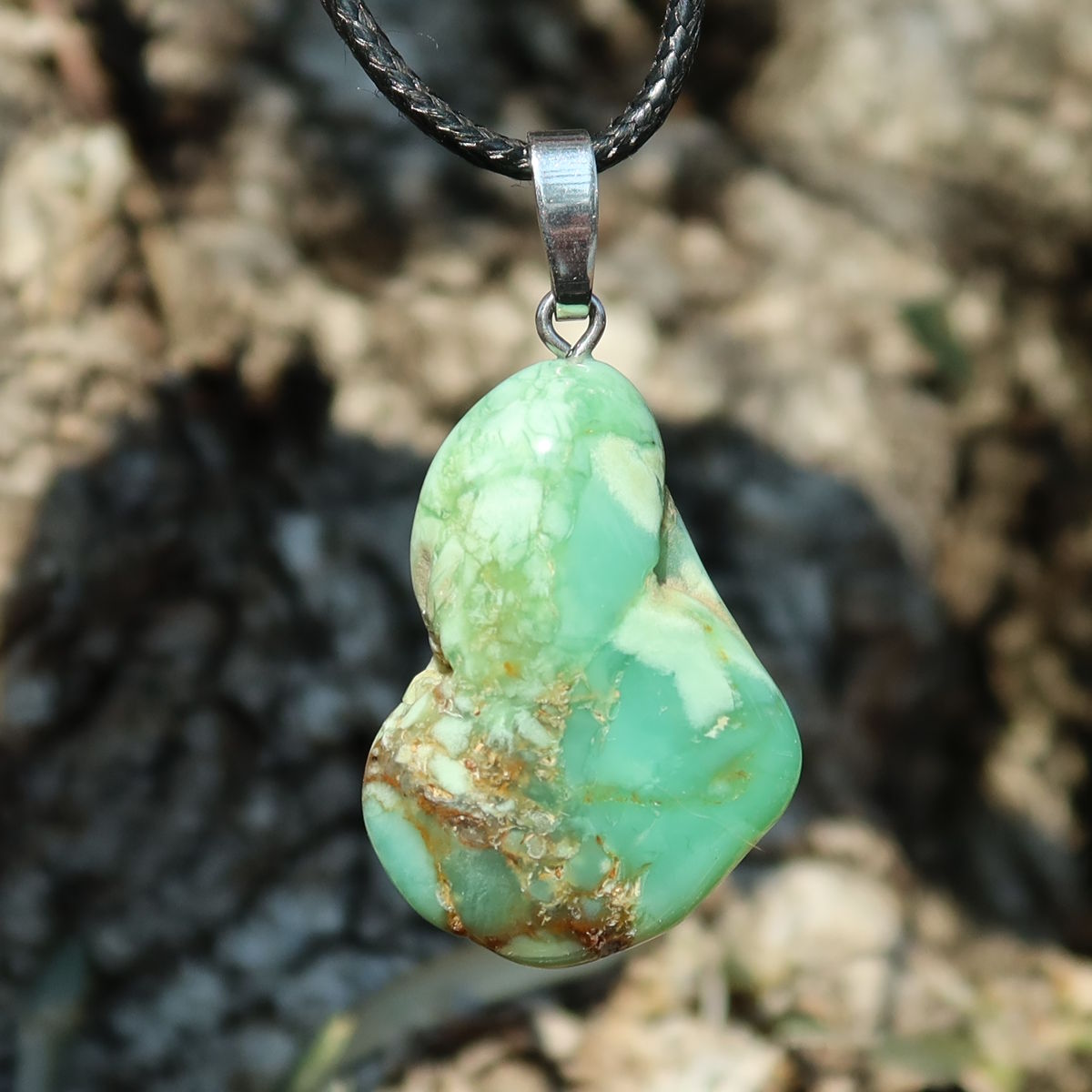 Chrysopras Anhänger - Selbstliebe und Vertrauen - Nr. 57, leuchtend grün mit Silberöse, natürliche Ausstrahlung.