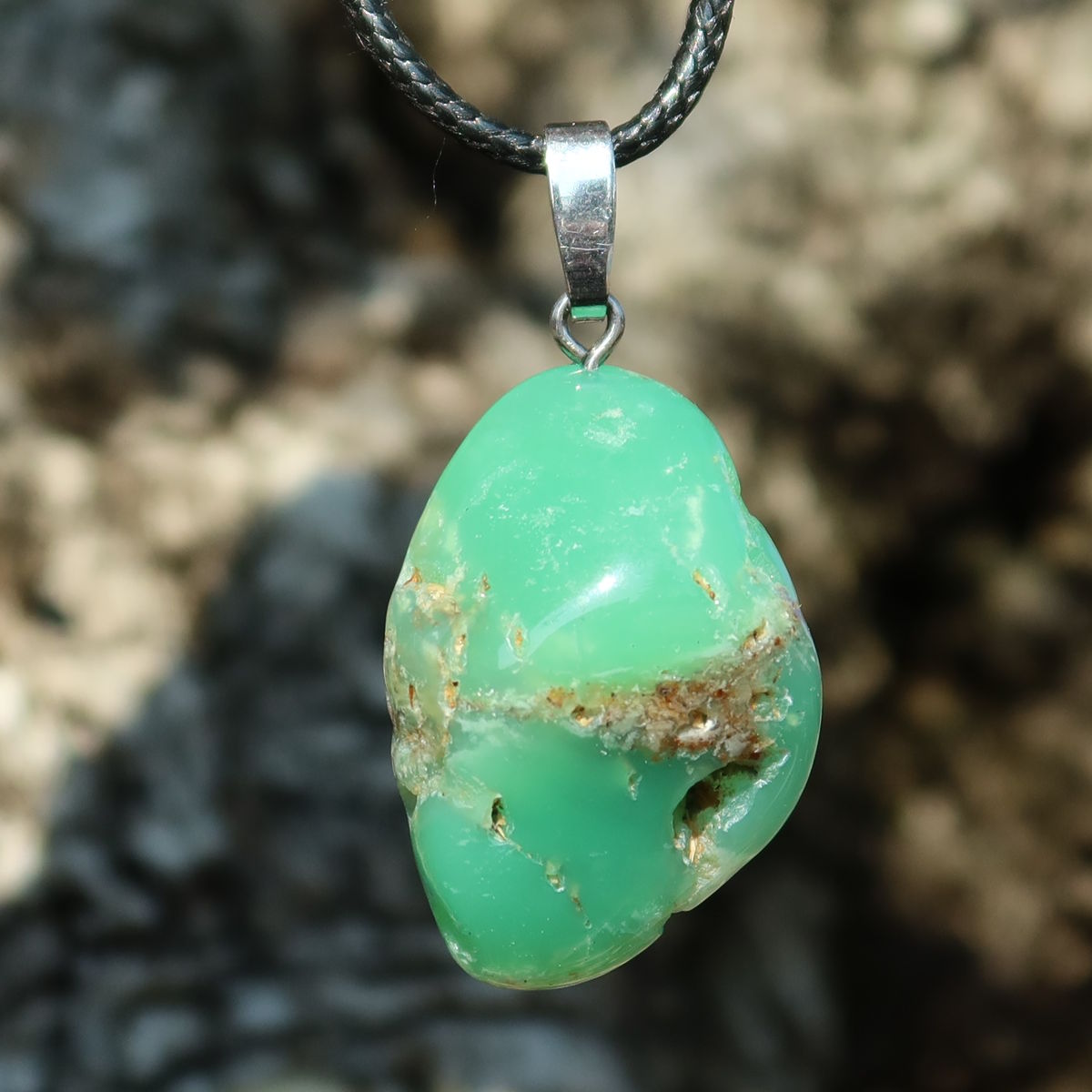 Chrysopras Anhänger - Selbstliebe und Vertrauen - Nr. 58, leuchtend grün mit Silberöse, natürliche Ausstrahlung.