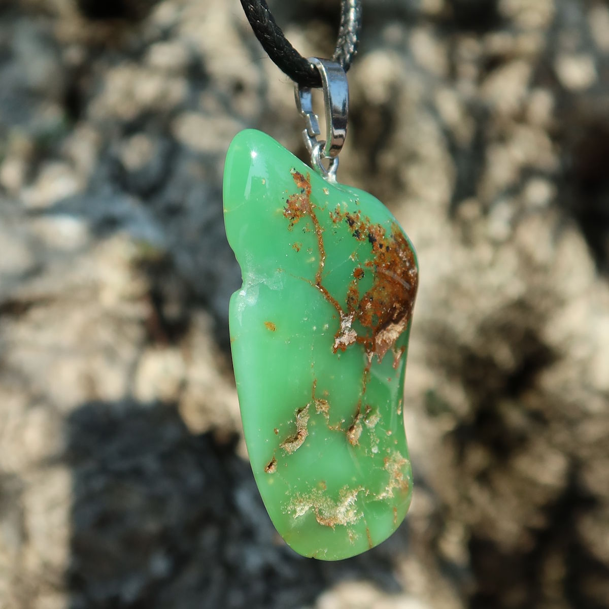 Chrysopras Anhänger - Selbstliebe und Vertrauen - Nr. 49, leuchtend grüner Edelstein mit natürlicher Ausstrahlung.