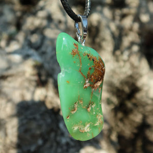 Chrysopras Anhänger - Selbstliebe und Vertrauen - Nr. 49, leuchtender grüner Edelstein mit Silberöse.