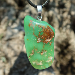Chrysopras Anhänger - Selbstliebe und Vertrauen - Nr. 49, leuchtend grüner Edelstein mit natürlicher Ausstrahlung.