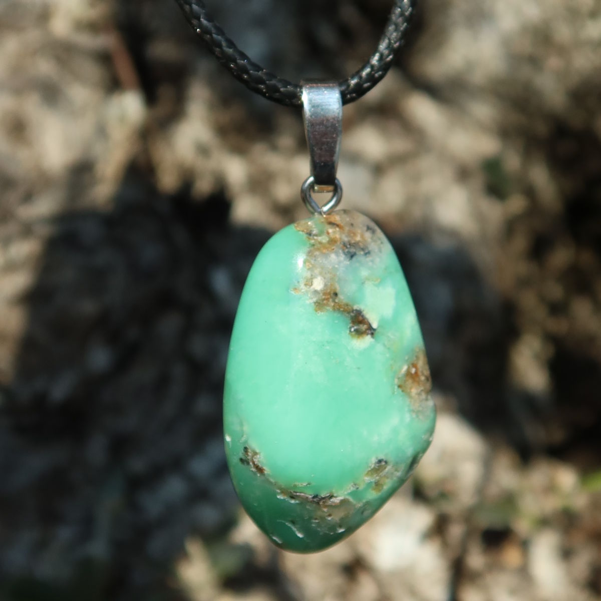 Chrysopras Anhänger - Selbstliebe und Vertrauen - Nr. 48, leuchtend grüner Edelsteinanhänger mit Silberöse.