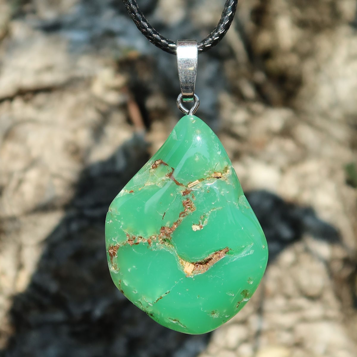 Chrysopras Anhänger - Selbstliebe und Vertrauen - Nr. 40 in leuchtendem Grün mit Silberöse, modern und frisch.