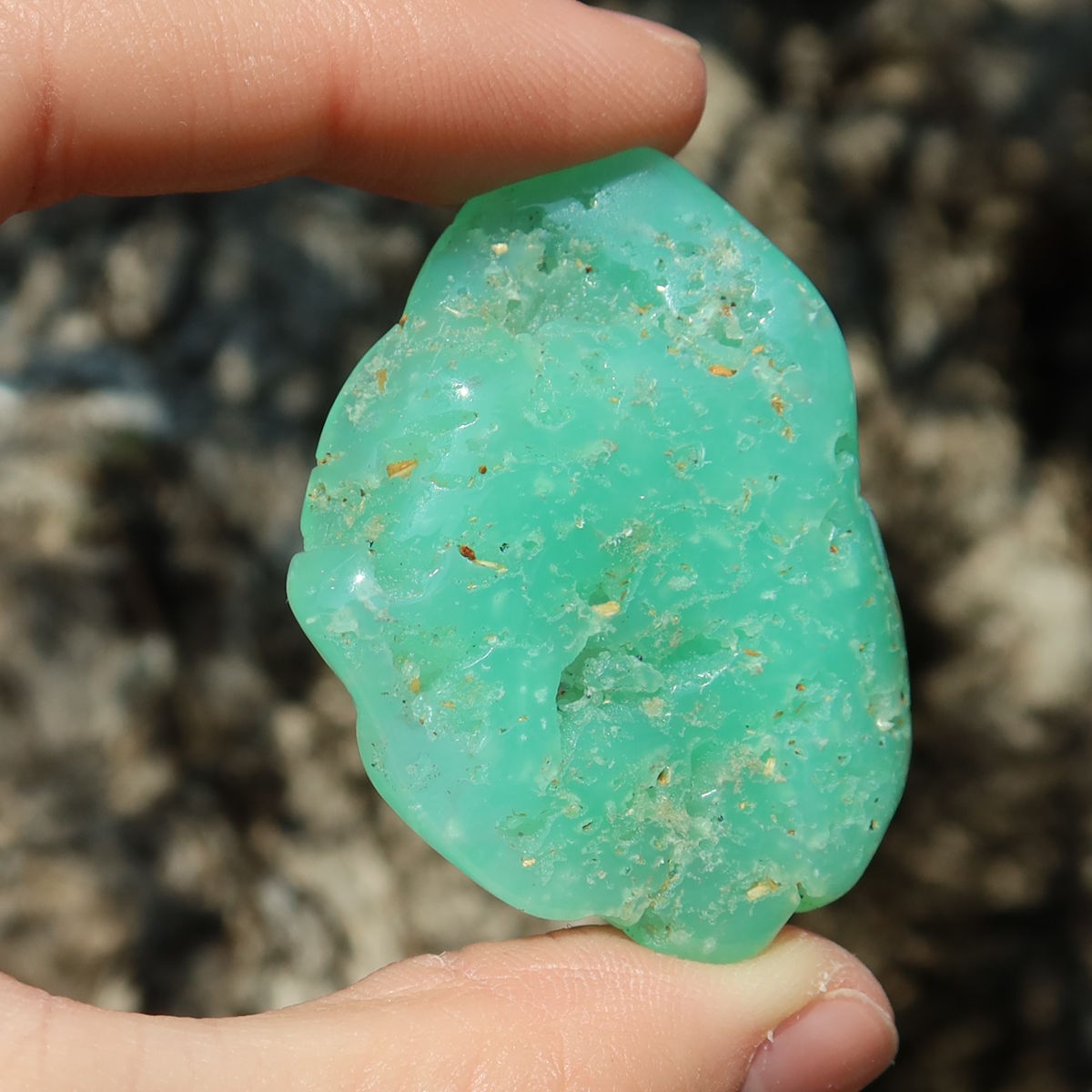 Chrysopras Handschmeichler - Selbstliebe und Vertrauen - Nr. 13 in leuchtendem Grün.