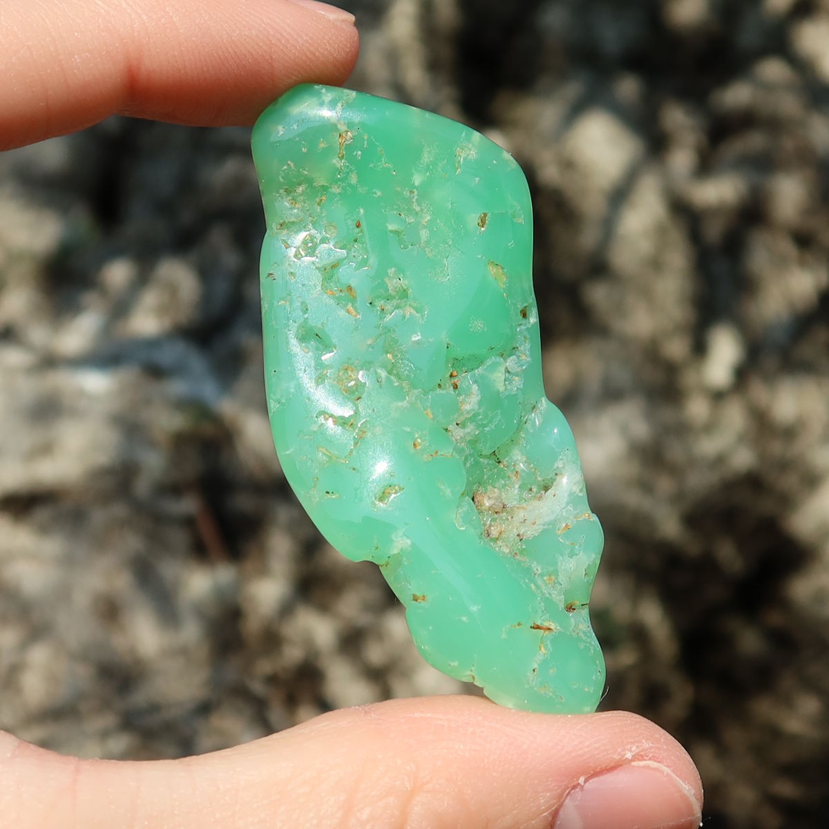 Chrysopras Handschmeichler - Selbstliebe und Vertrauen - Nr. 6 in leuchtendem Grün, natürlich und einzigartig.