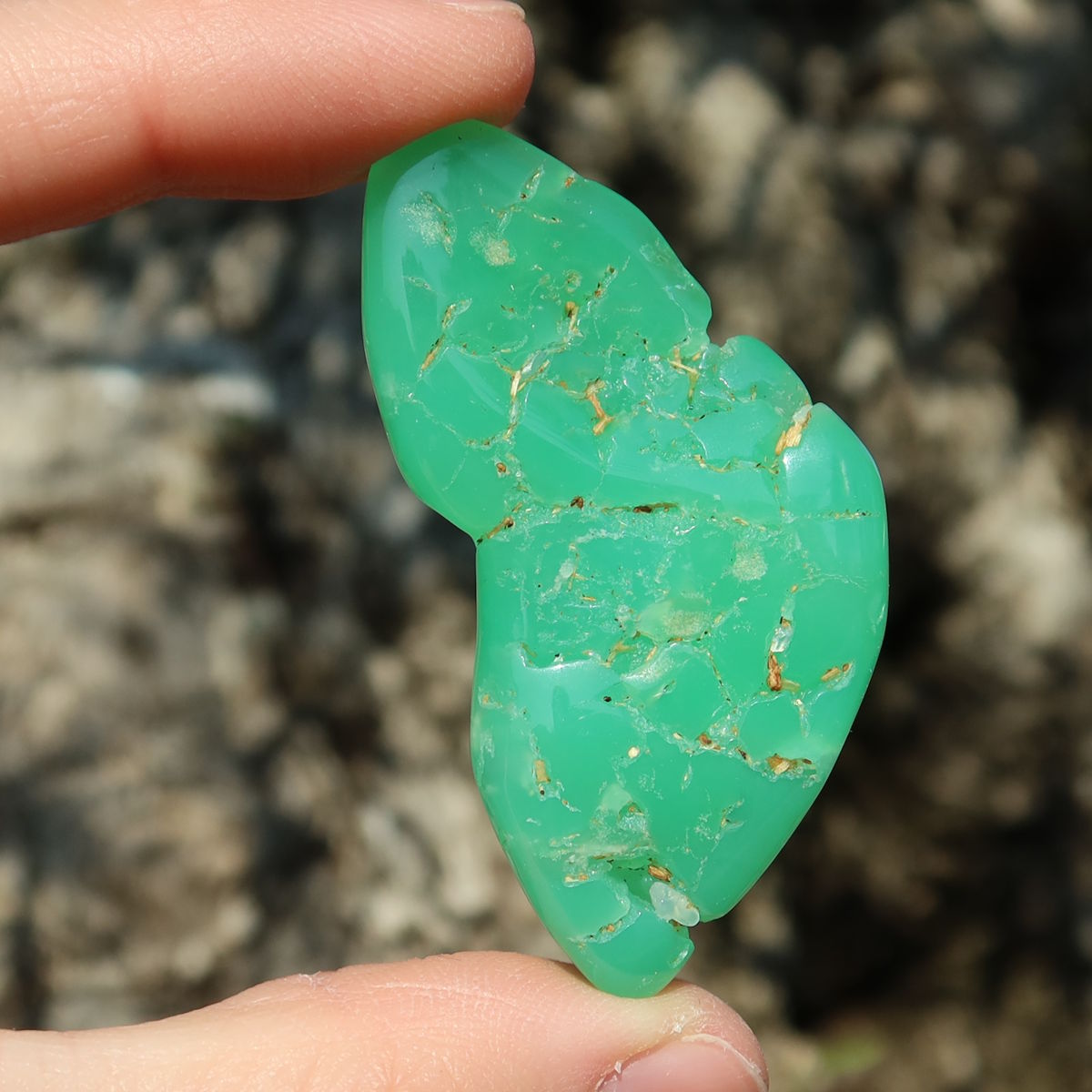 Chrysopras Handschmeichler - Selbstliebe und Vertrauen - Nr. 15 in leuchtendem grün mit natürlicher Struktur