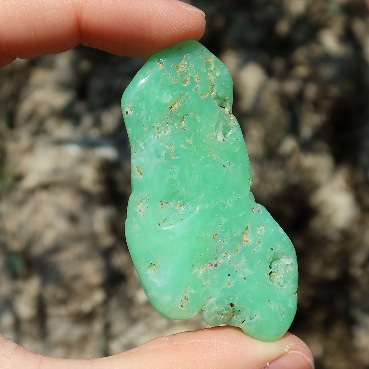 Chrysopras Handschmeichler - Selbstliebe und Vertrauen - Nr. 18 in strahlendem Grün und natürlicher Ausstrahlung.