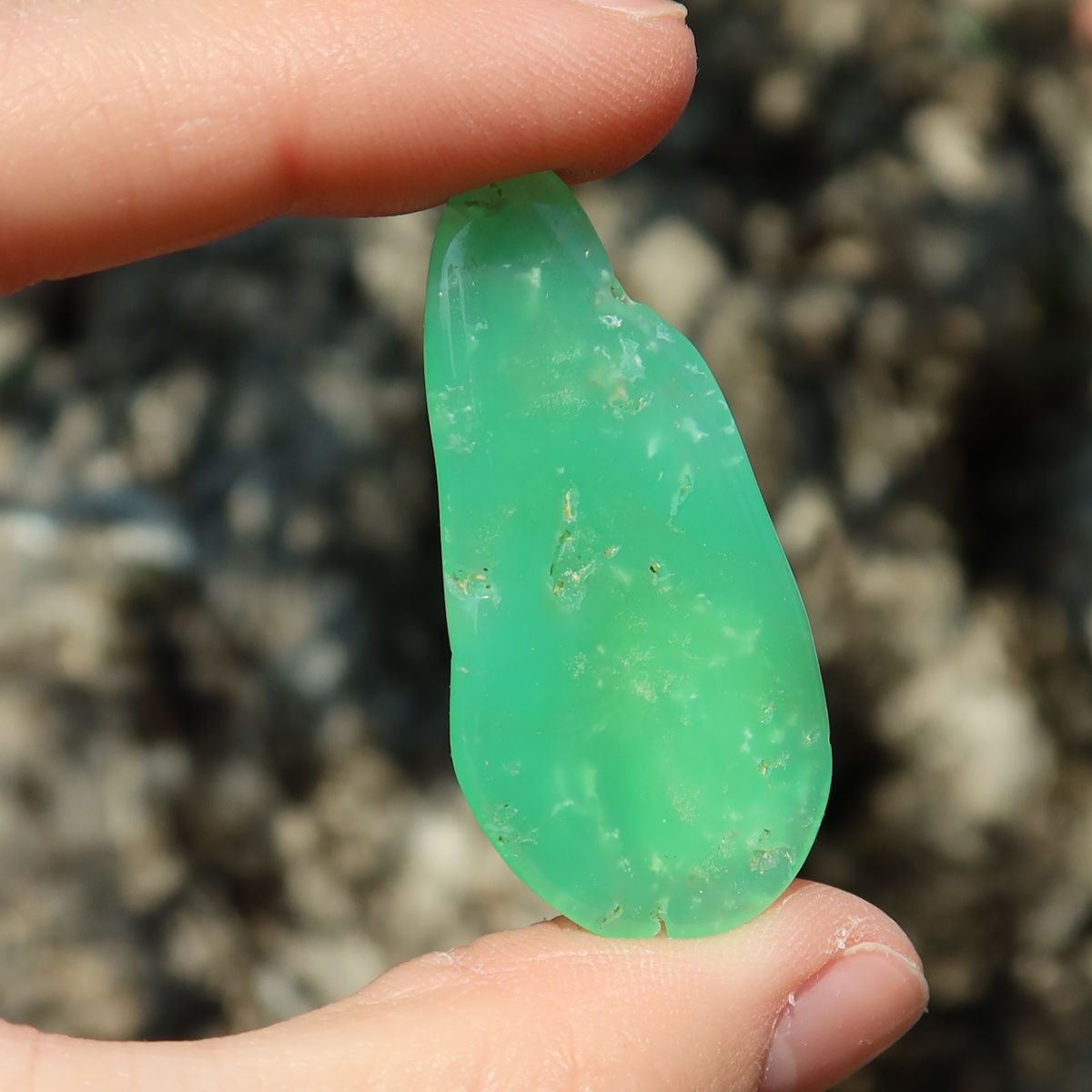 Chrysopras Handschmeichler - Selbstliebe und Vertrauen - Nr. 14 in leuchtendem Grün, handgehalten.