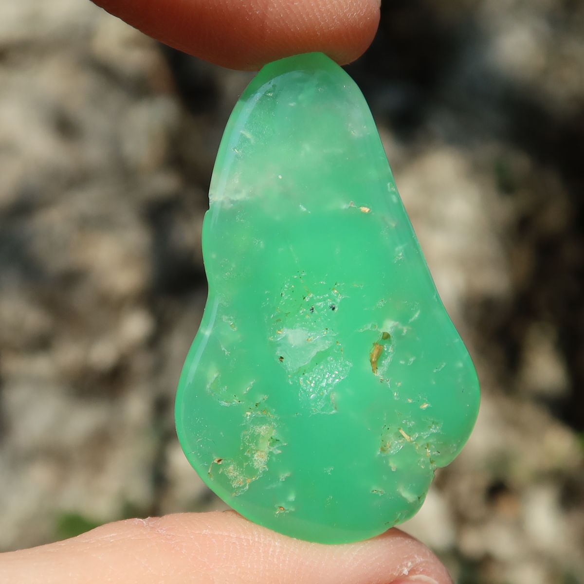 Chrysopras Handschmeichler - Selbstliebe und Vertrauen - Nr. 19, leuchtend grüner Edelstein mit natürlicher Ausstrahlung