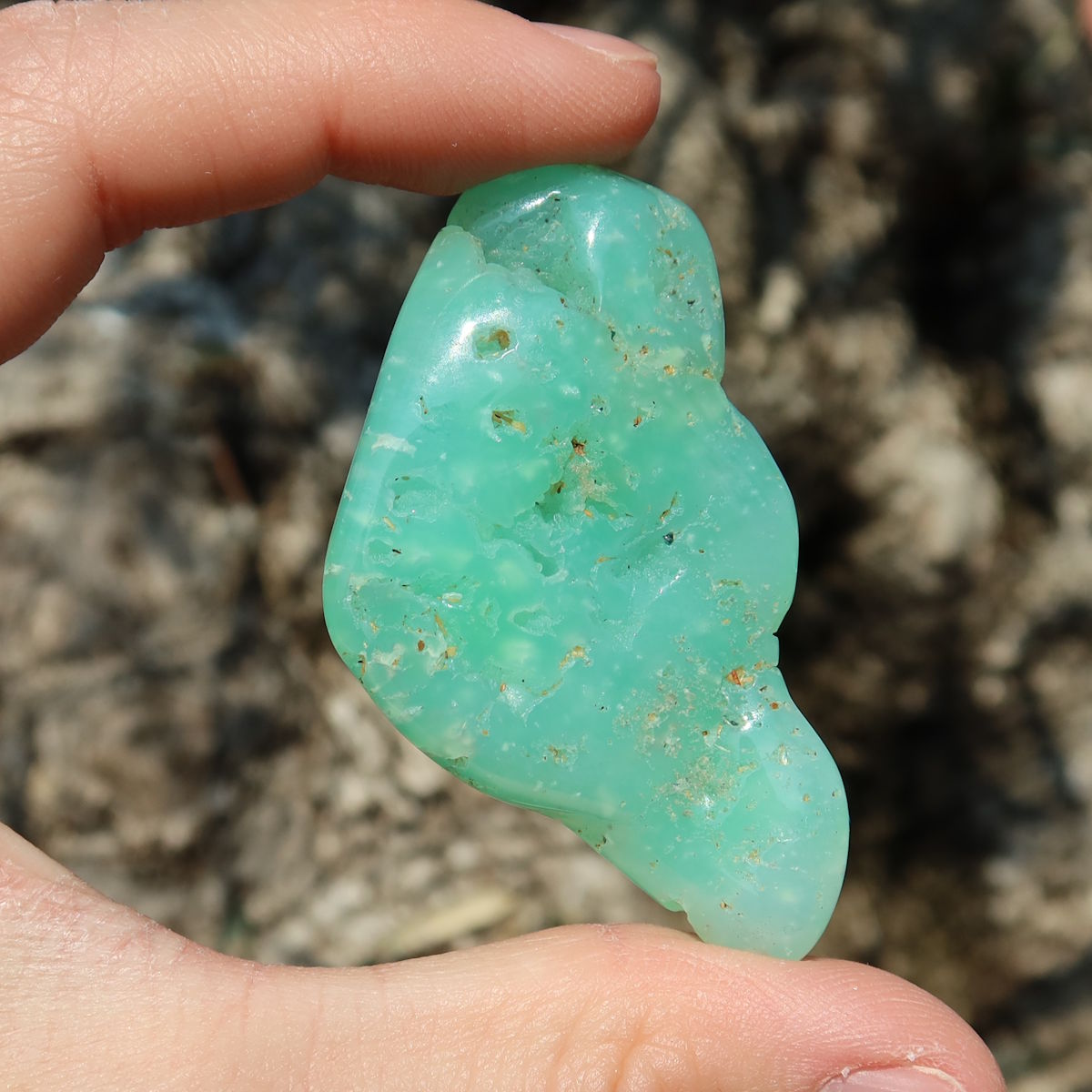 Chrysopras Handschmeichler - Selbstliebe und Vertrauen - Nr. 2 in hand, leuchtend grün und frisch.