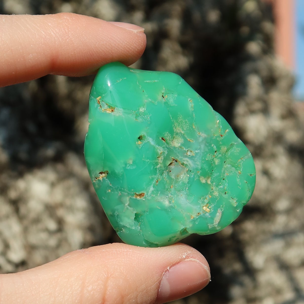 Chrysopras Handschmeichler - Selbstliebe und Vertrauen - Nr. 4 in leuchtendem Grün und natürlicher Ausstrahlung.
