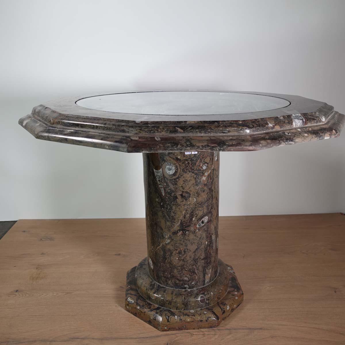 Couchtisch mit Orthoceras und Ammoniten - Fossilien Naturstein - Nr.4 auf Holzuntergrund, einzigartig und elegant.