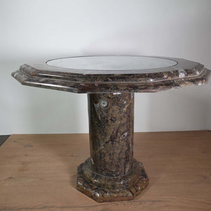 Couchtisch mit Orthoceras und Ammoniten - Fossilien Naturstein - Nr.4 auf Holzuntergrund, einzigartig und elegant.