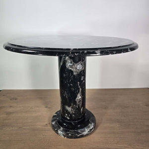 Couchtisch mit Orthoceras und Ammoniten - Fossilien Naturstein - Nr.8 aus echtem Naturstein mit einer eleganten, runden Form.
