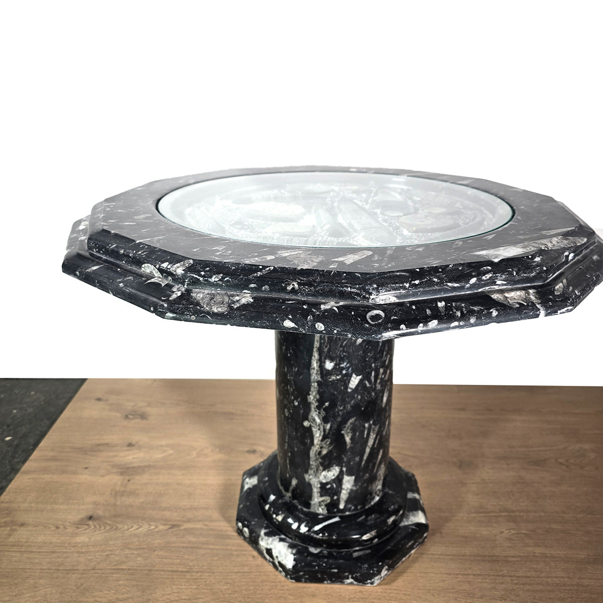 Exklusiver Couchtisch mit Orthoceras und Ammoniten Fossilien, einzigartiges Naturstein Möbelstück