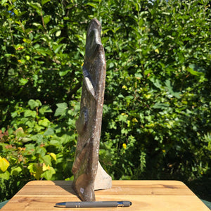 Dekorative handgefertigte Steinskulptur mit Ammoniten und Orthoceren (Fossilien) – 18x16x5cm - Nr. 92, seitliche Ansicht