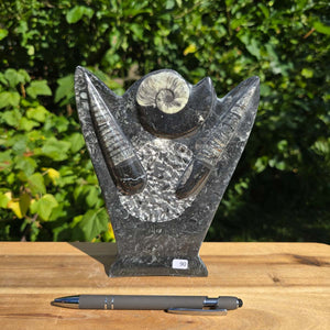 Dekorative handgefertigte Steinskulptur mit Ammoniten und Orthoceren (Fossilien) – 18x16x5cm - Nr. 90 auf Holzuntergrund
